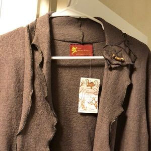 Les Maine’s follows cardigan size medium